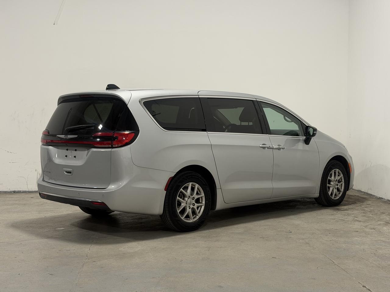 2024 Chrysler Pacifica TOURING-L | CARPLAY | LEATHER | CAPTAIN SEATS! Photo