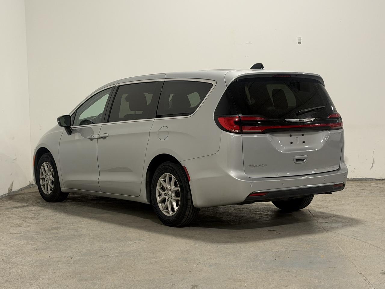 2024 Chrysler Pacifica TOURING-L | CARPLAY | LEATHER | CAPTAIN SEATS! Photo3