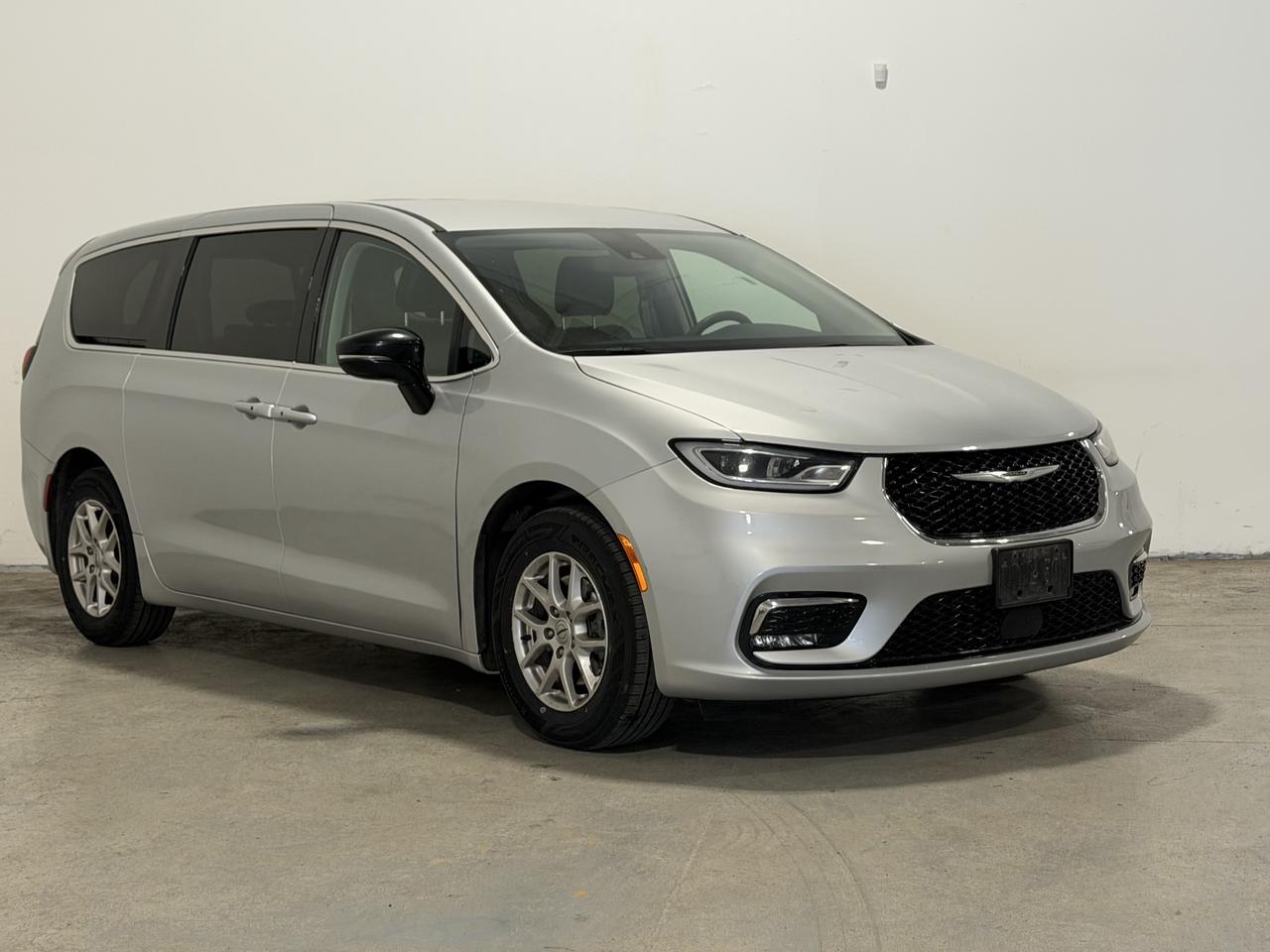 2024 Chrysler Pacifica TOURING-L | CARPLAY | LEATHER | CAPTAIN SEATS! Photo2