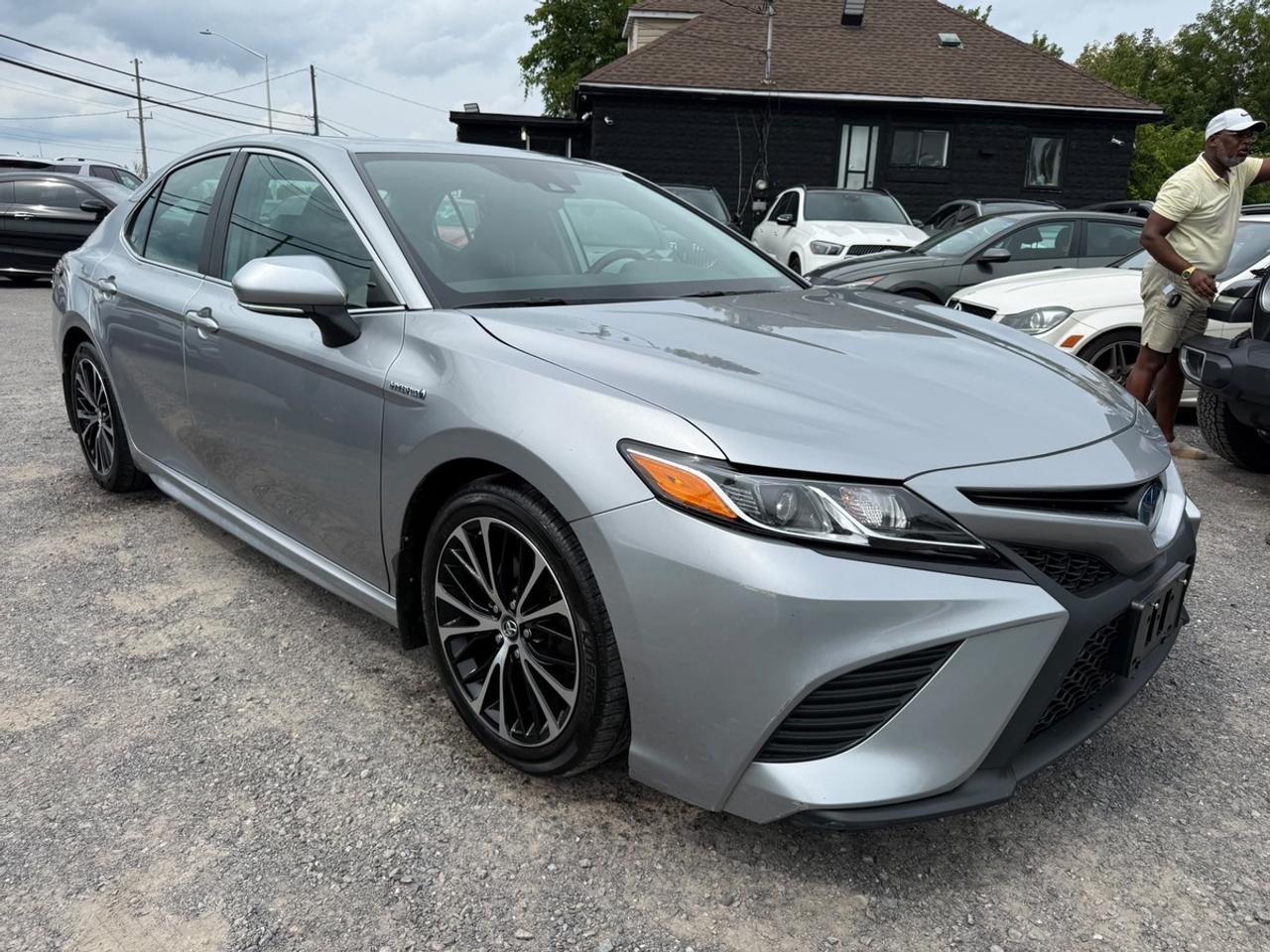 2019 Toyota Camry HYBRID SE Photo