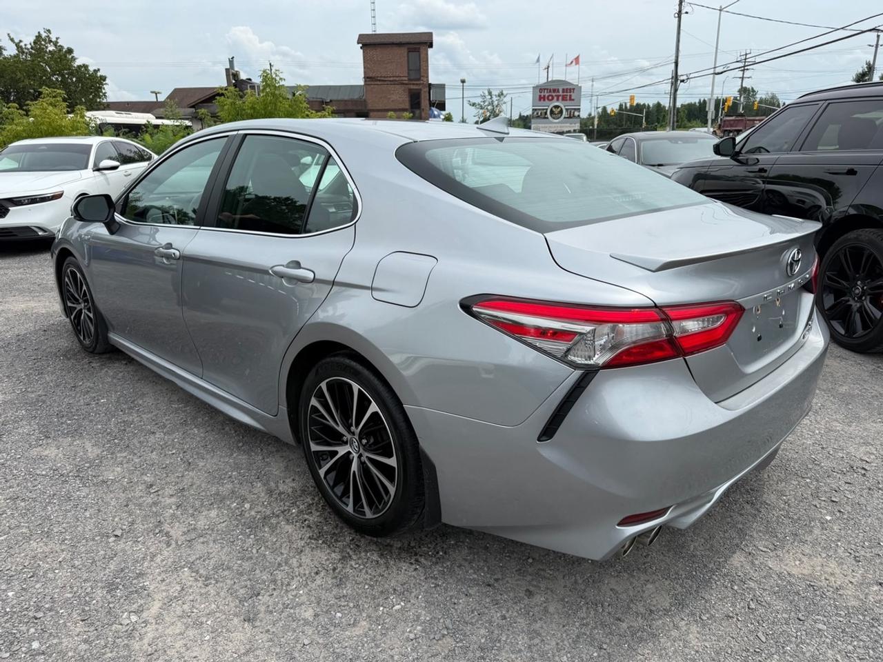 2019 Toyota Camry HYBRID SE Photo