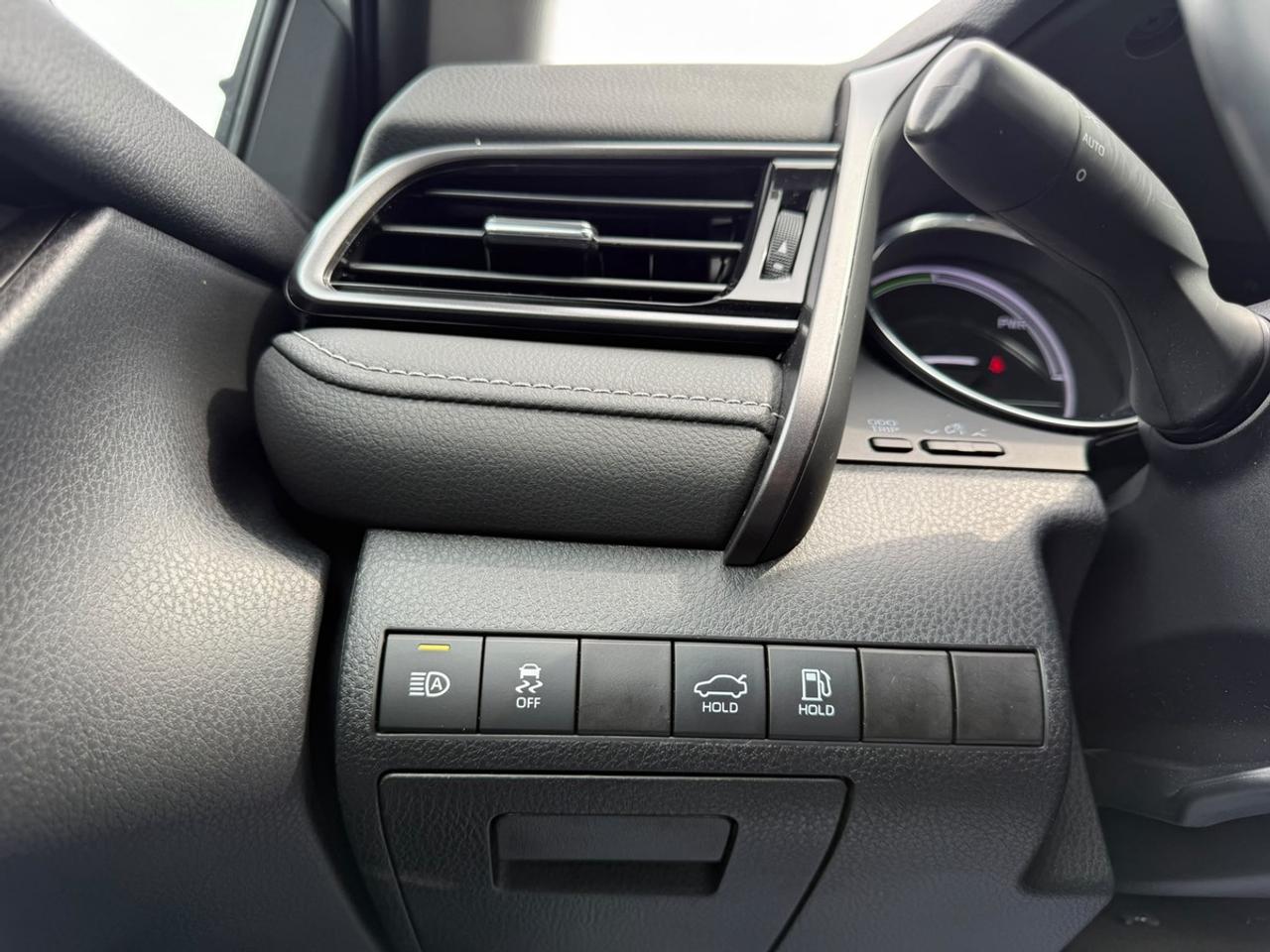 2019 Toyota Camry HYBRID SE Photo