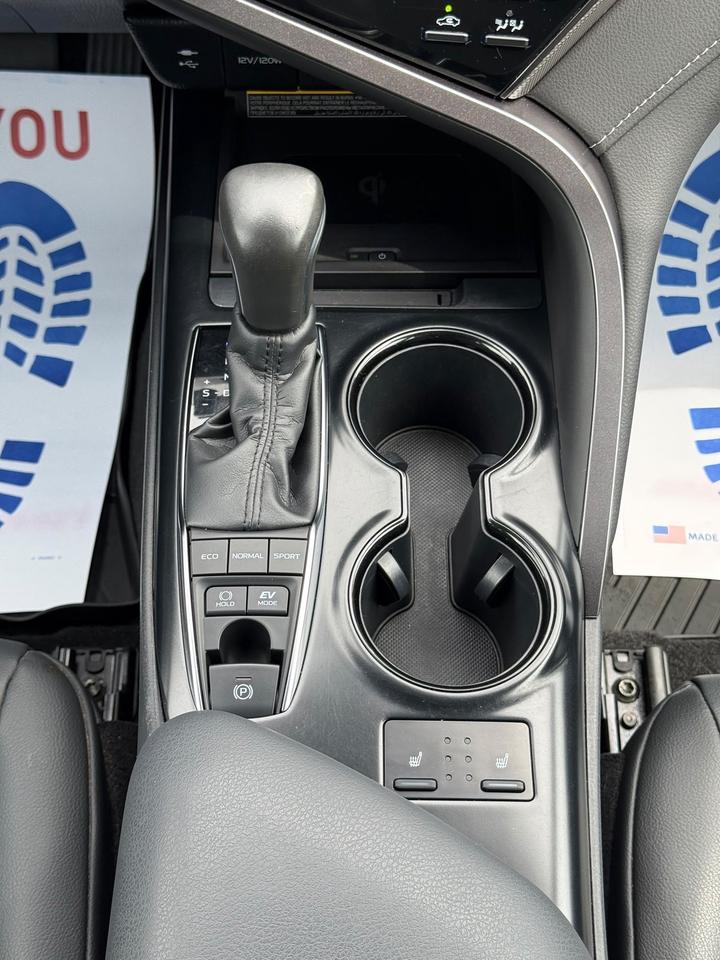 2019 Toyota Camry HYBRID SE Photo