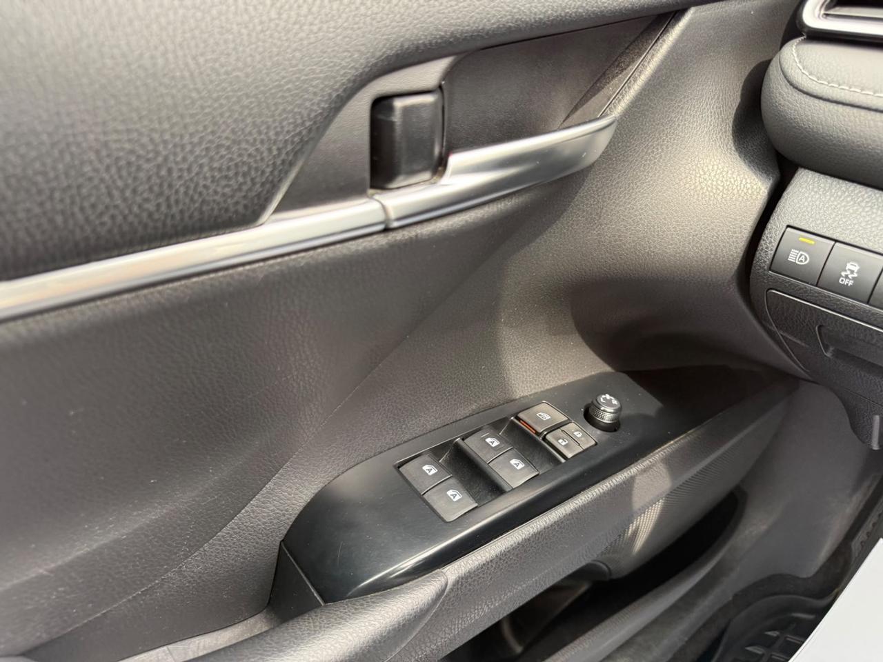 2019 Toyota Camry HYBRID SE Photo