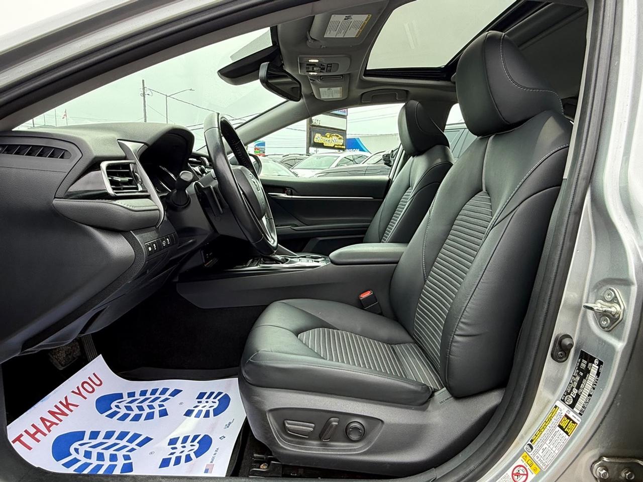 2019 Toyota Camry HYBRID SE Photo