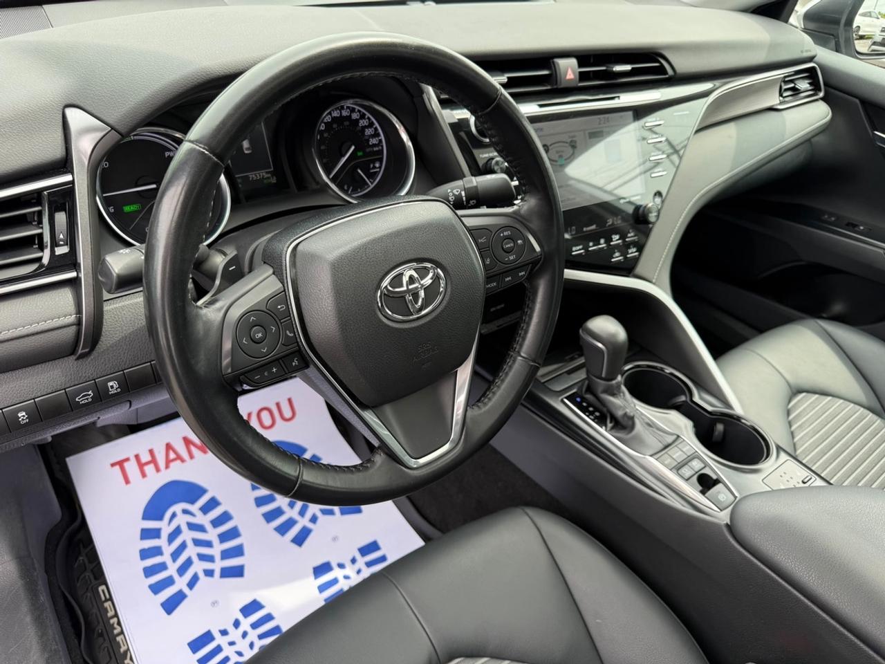 2019 Toyota Camry HYBRID SE Photo