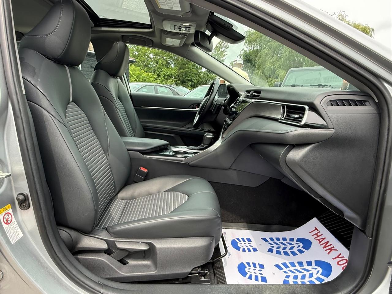 2019 Toyota Camry HYBRID SE Photo