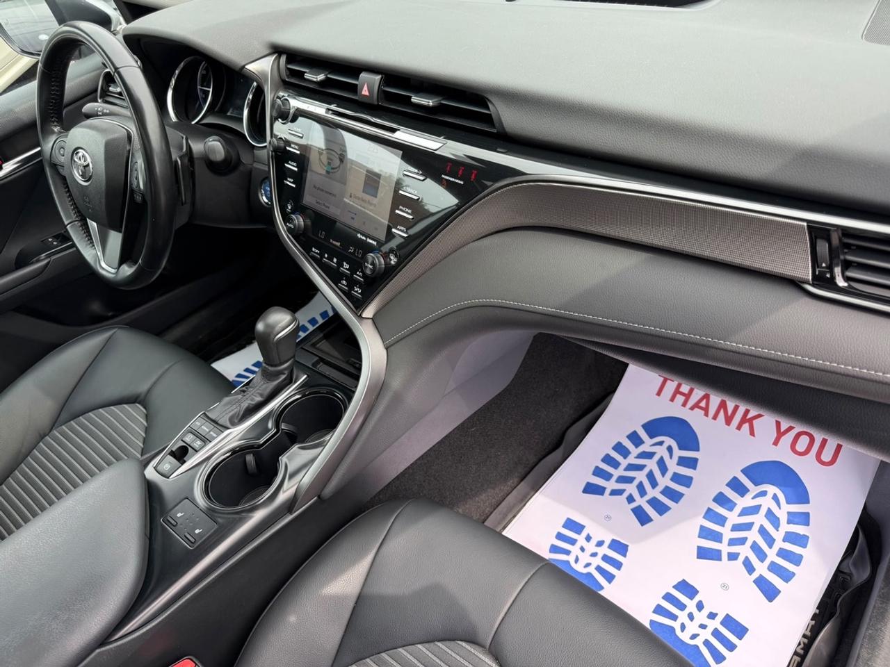 2019 Toyota Camry HYBRID SE Photo