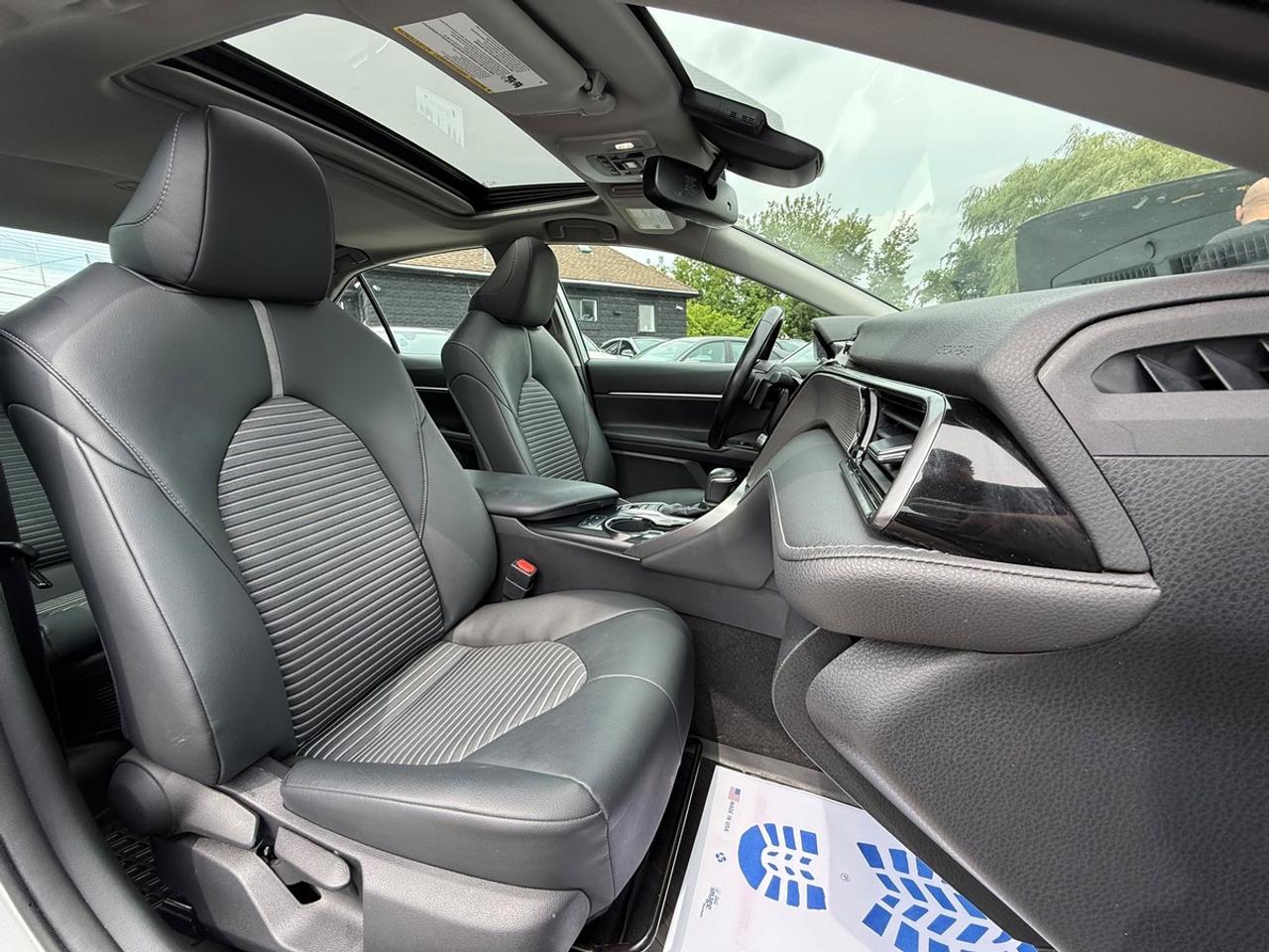 2019 Toyota Camry HYBRID SE Photo