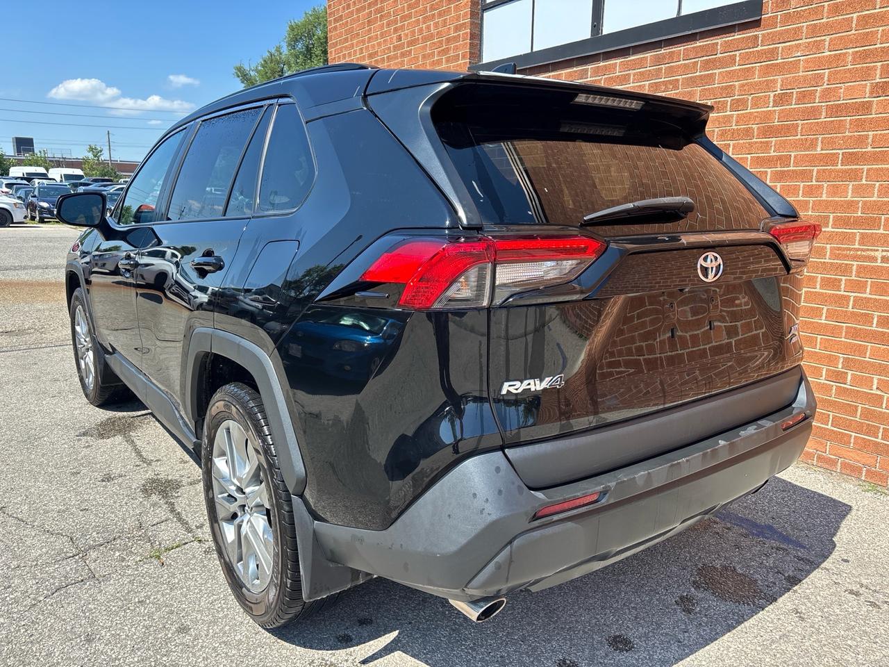 2022 Toyota RAV4 XLE AWD Photo3