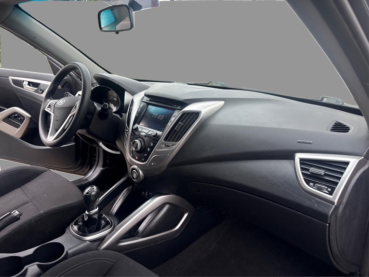2016 Hyundai Veloster SE Photo