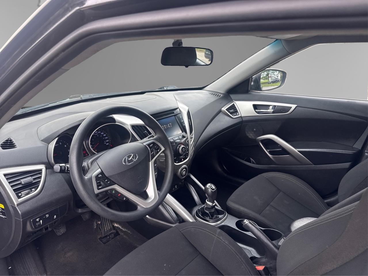 2016 Hyundai Veloster SE Photo