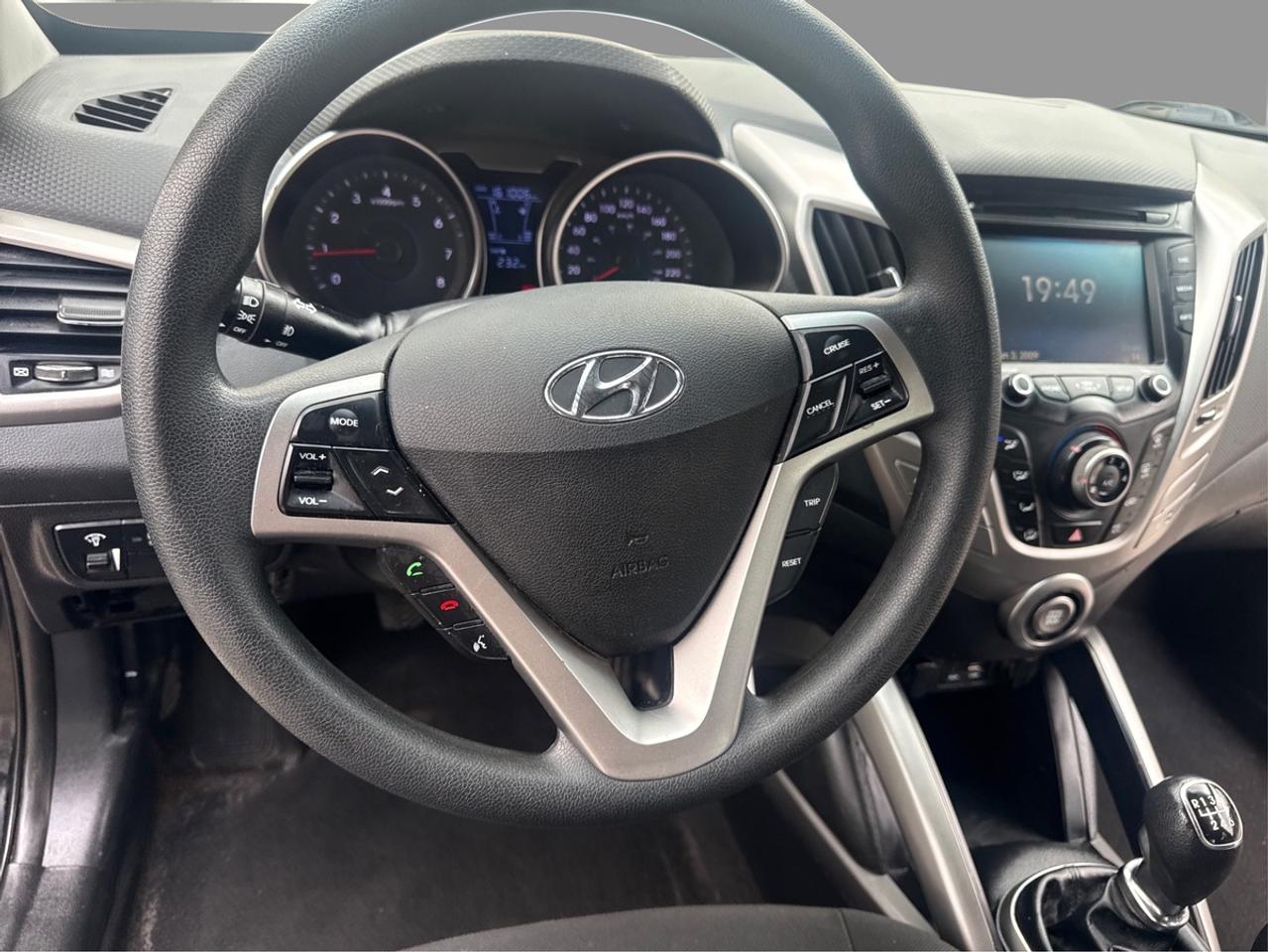 2016 Hyundai Veloster SE Photo