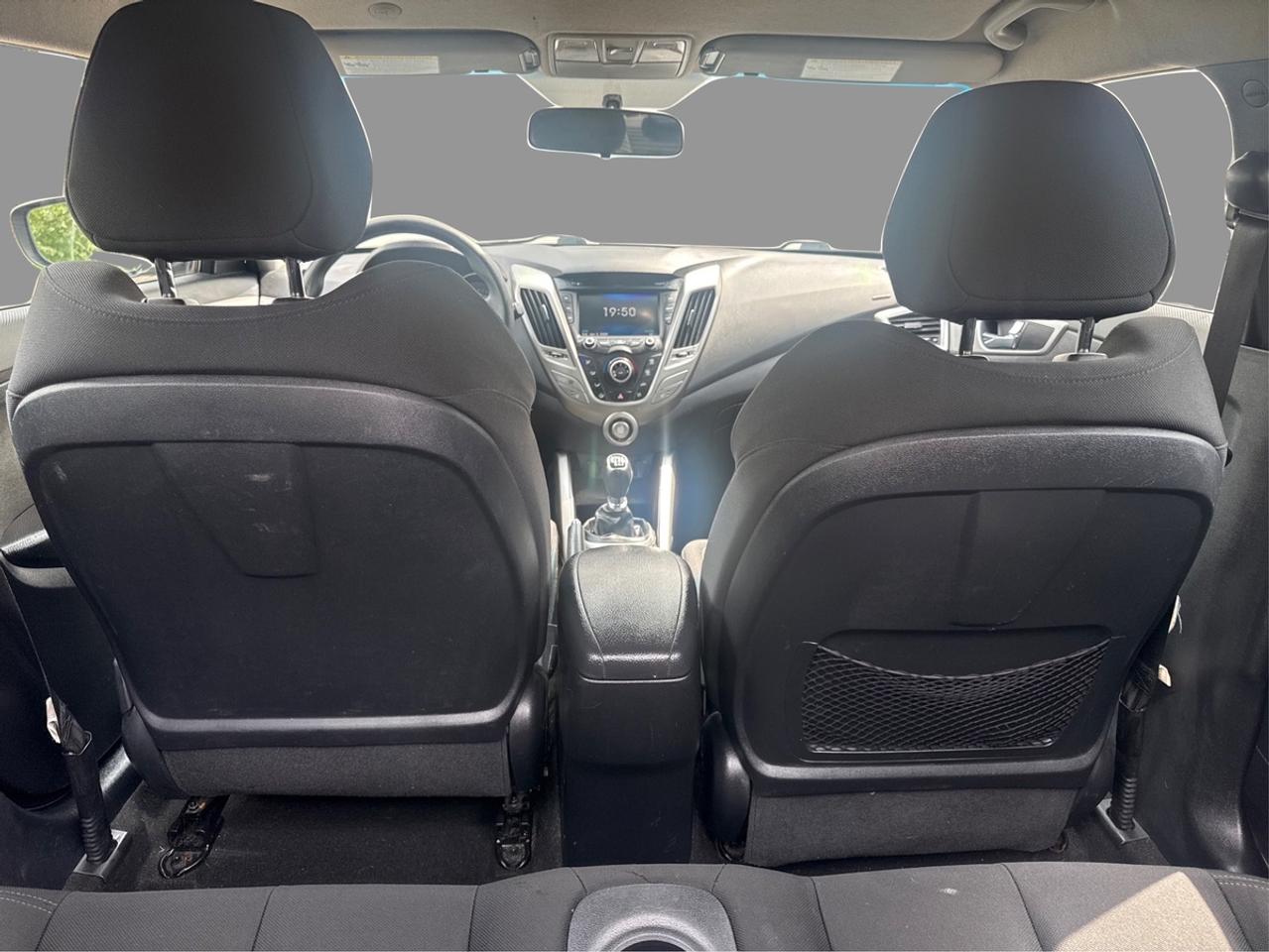 2016 Hyundai Veloster SE Photo