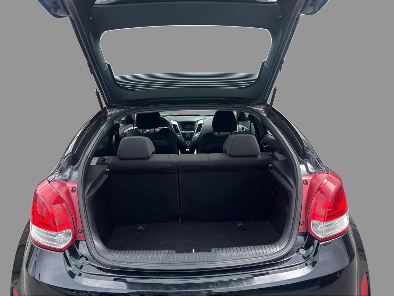 2016 Hyundai Veloster SE Photo