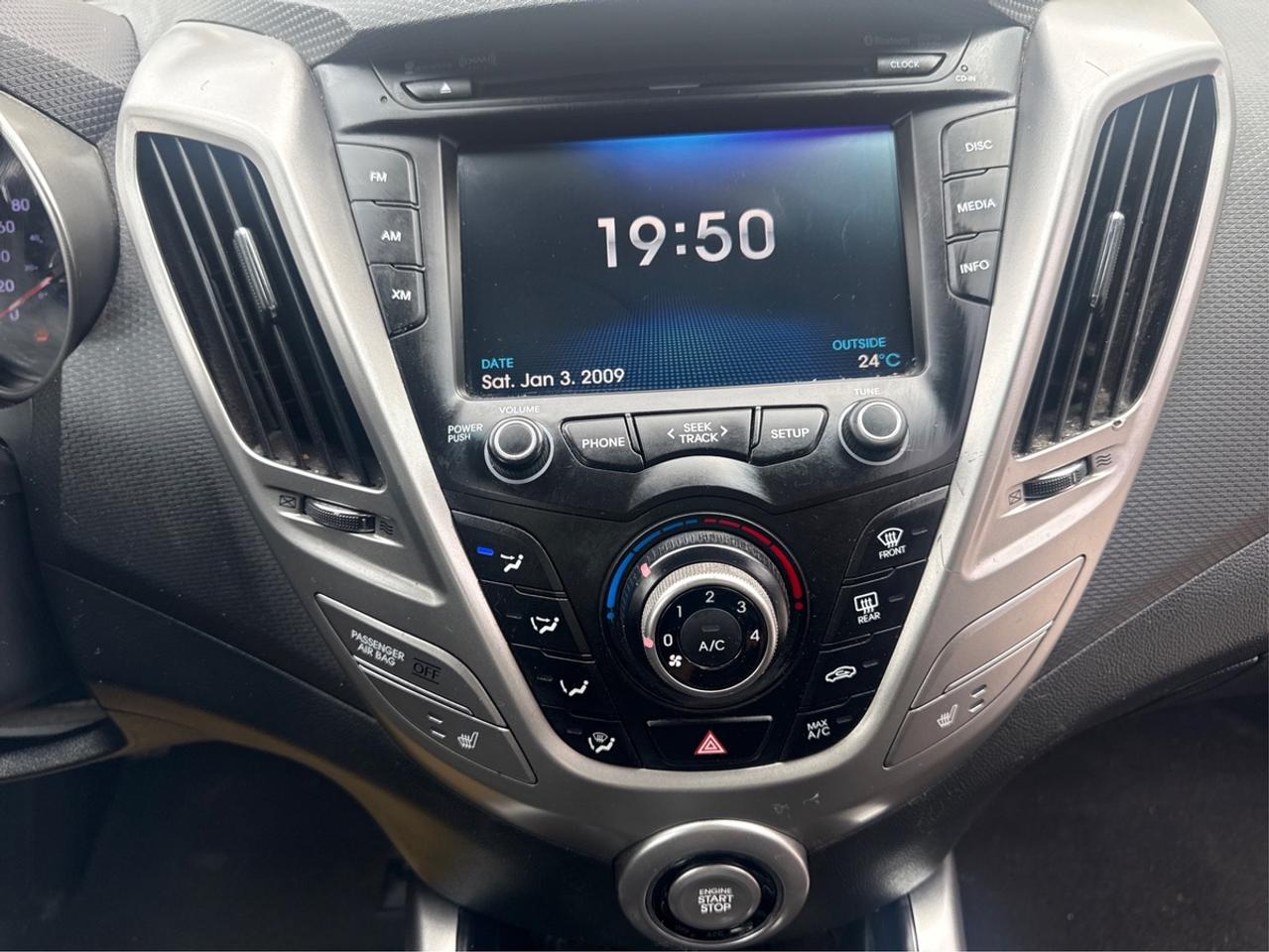 2016 Hyundai Veloster SE Photo