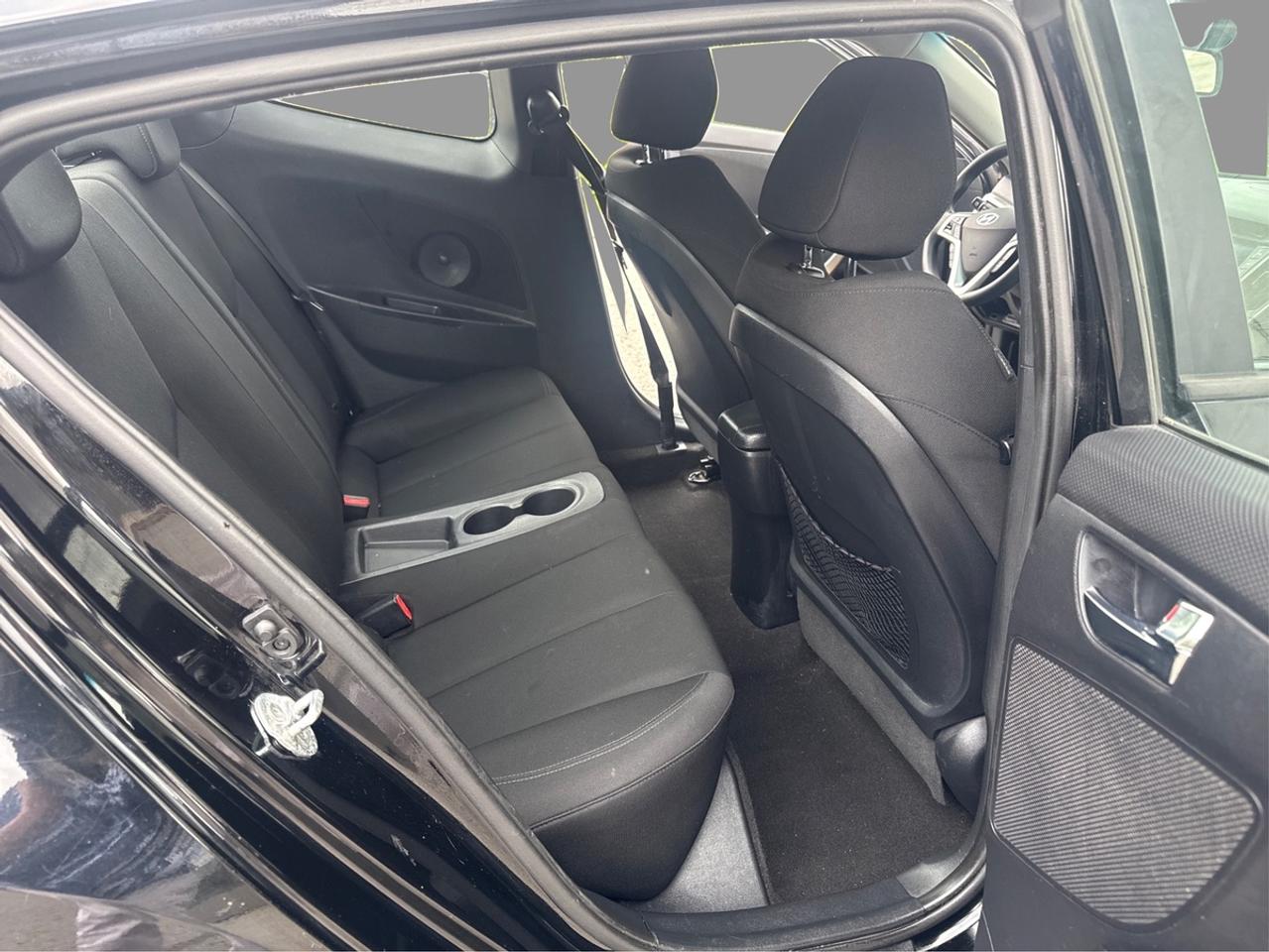 2016 Hyundai Veloster SE Photo