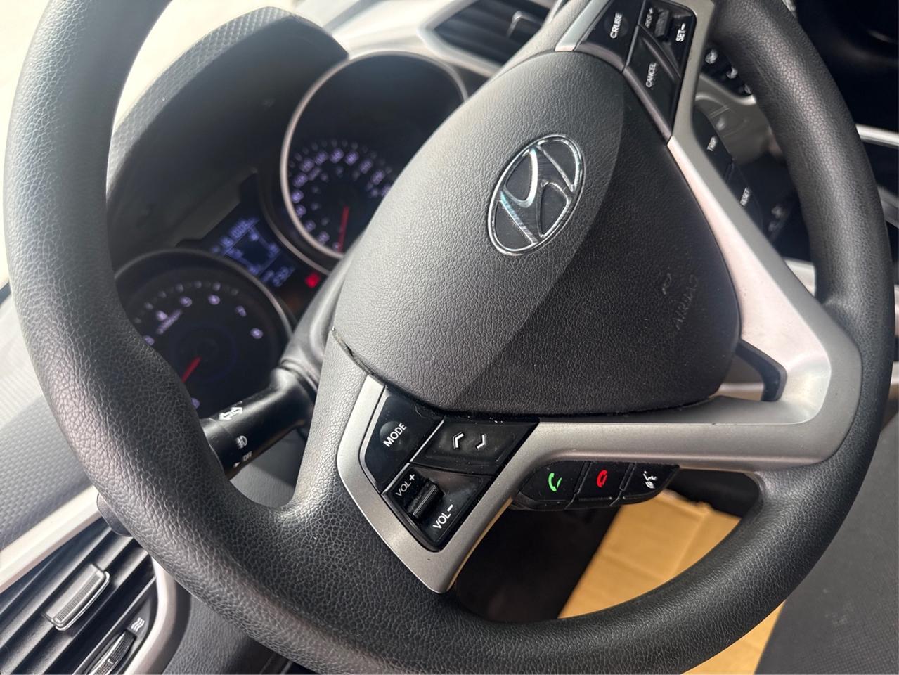 2016 Hyundai Veloster SE Photo