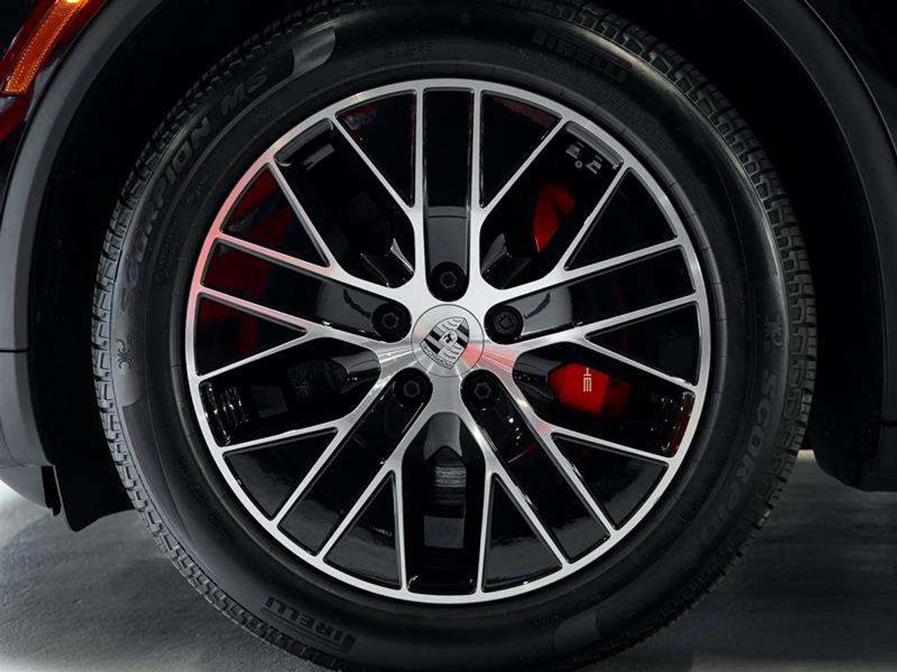 2025 Porsche Macan Electric 4S AWD Photo
