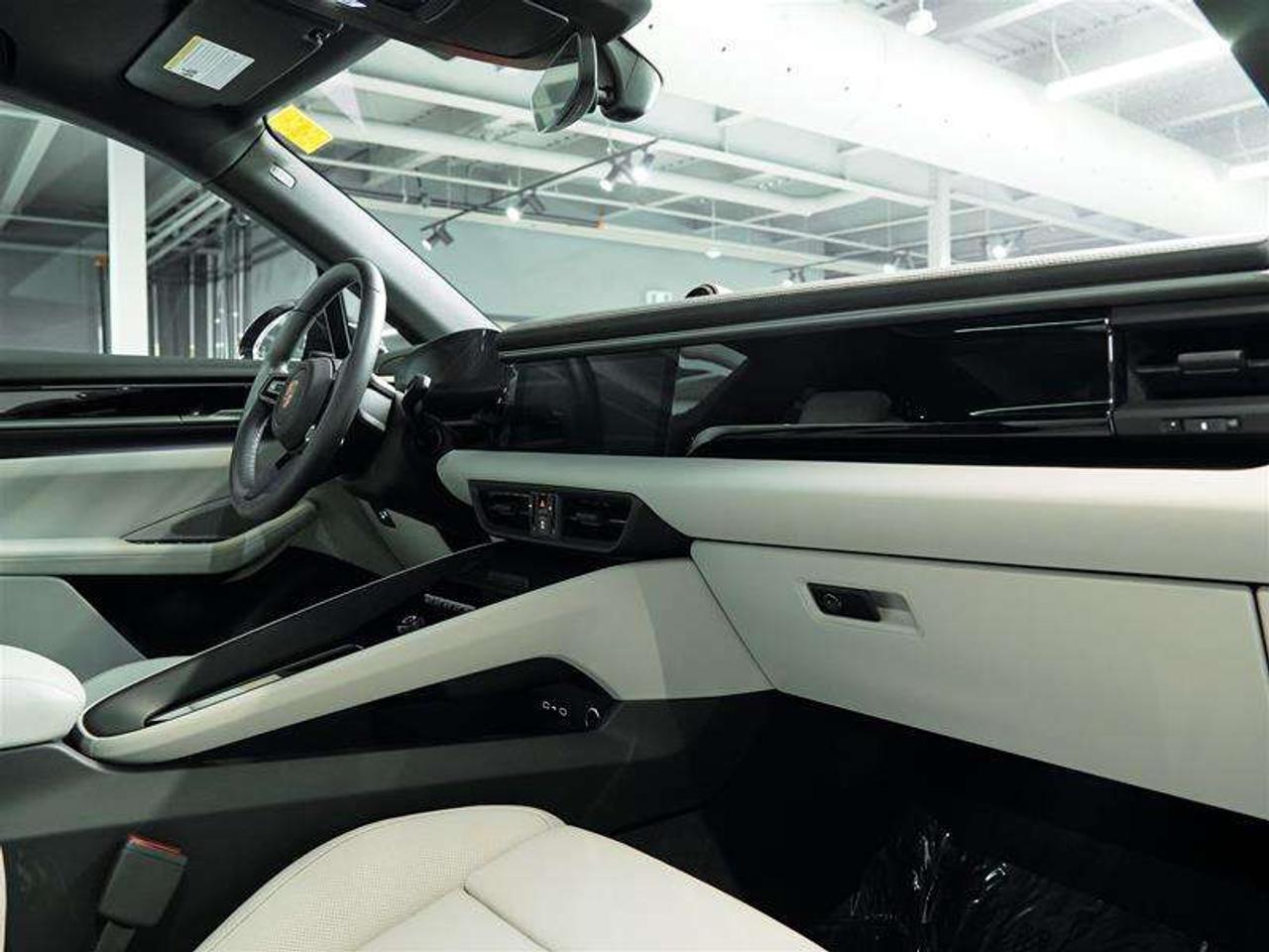 2025 Porsche Macan Electric 4S AWD Photo