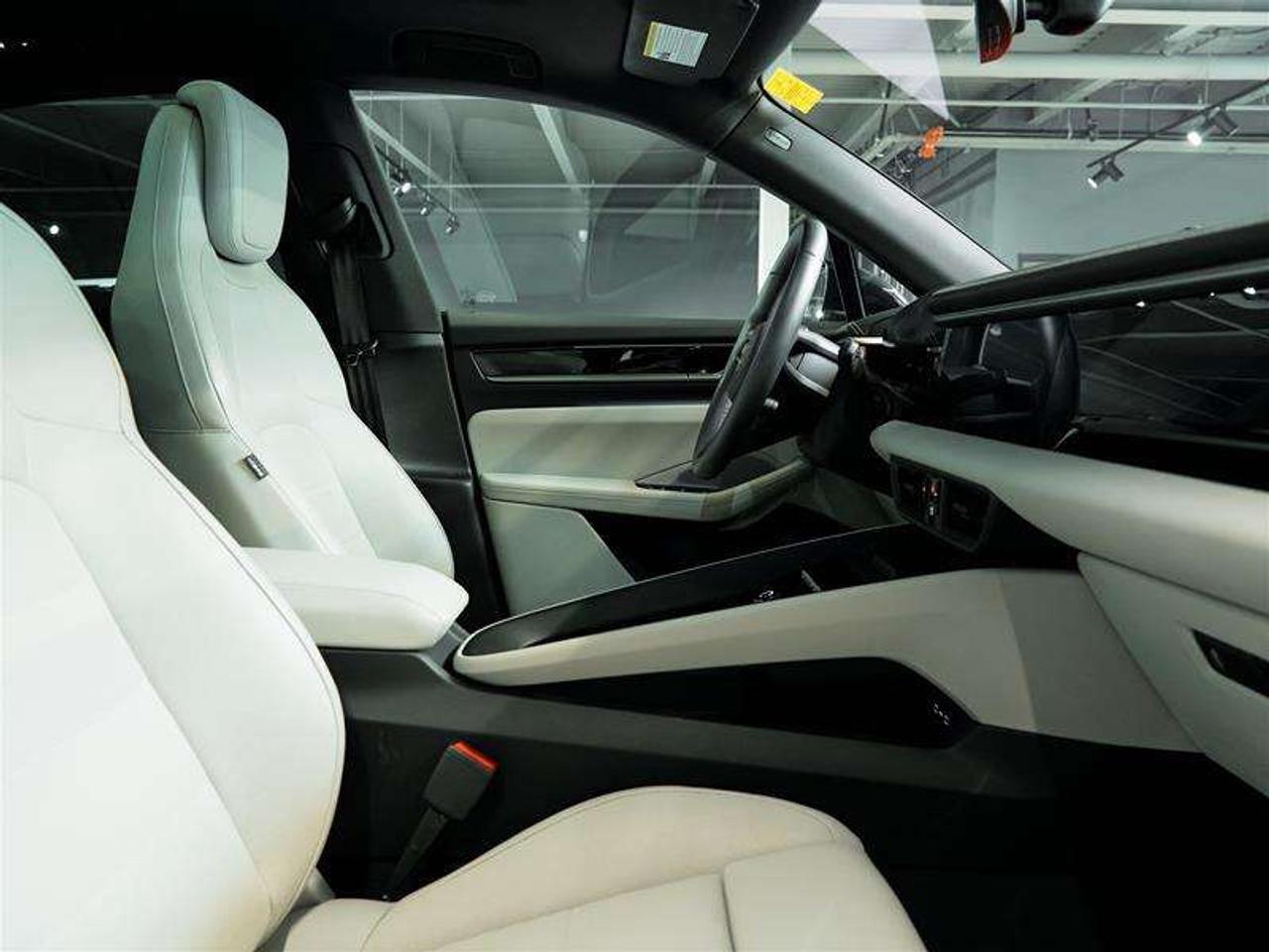 2025 Porsche Macan Electric 4S AWD Photo