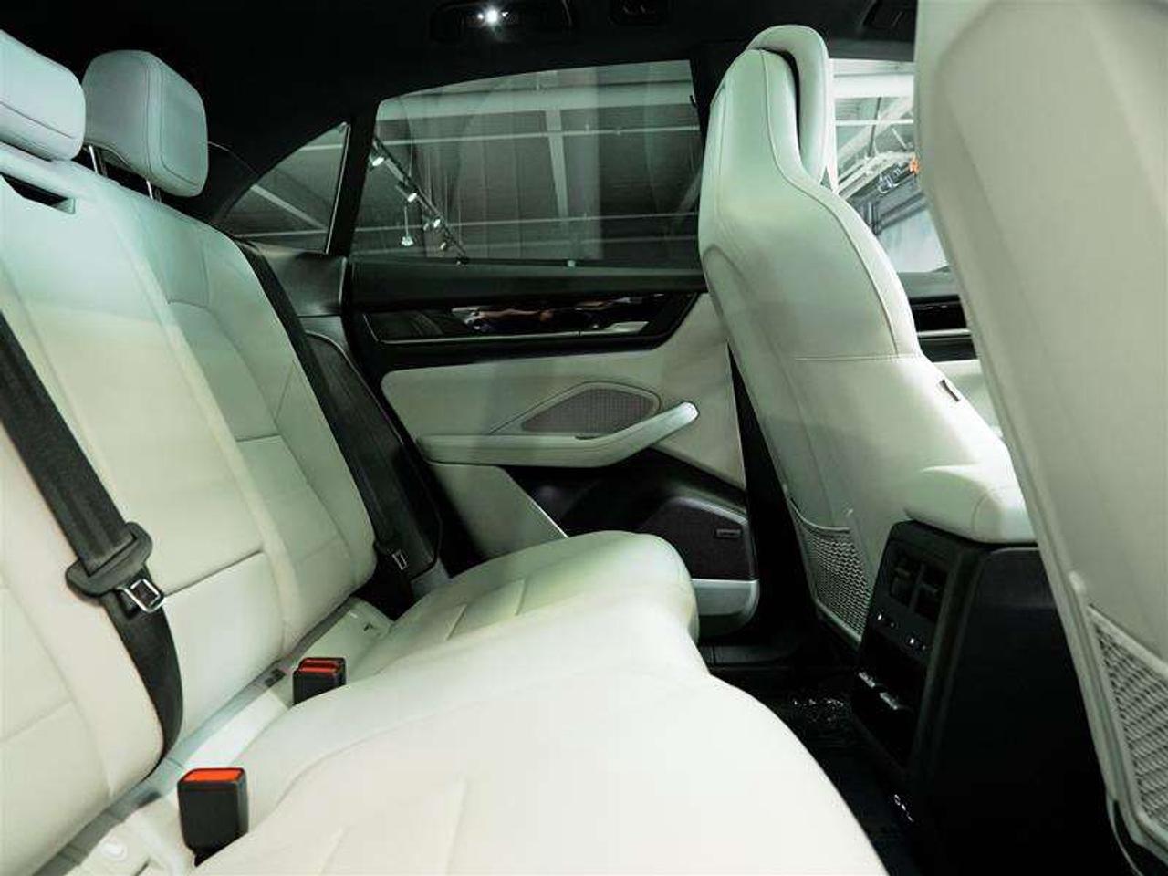 2025 Porsche Macan Electric 4S AWD Photo