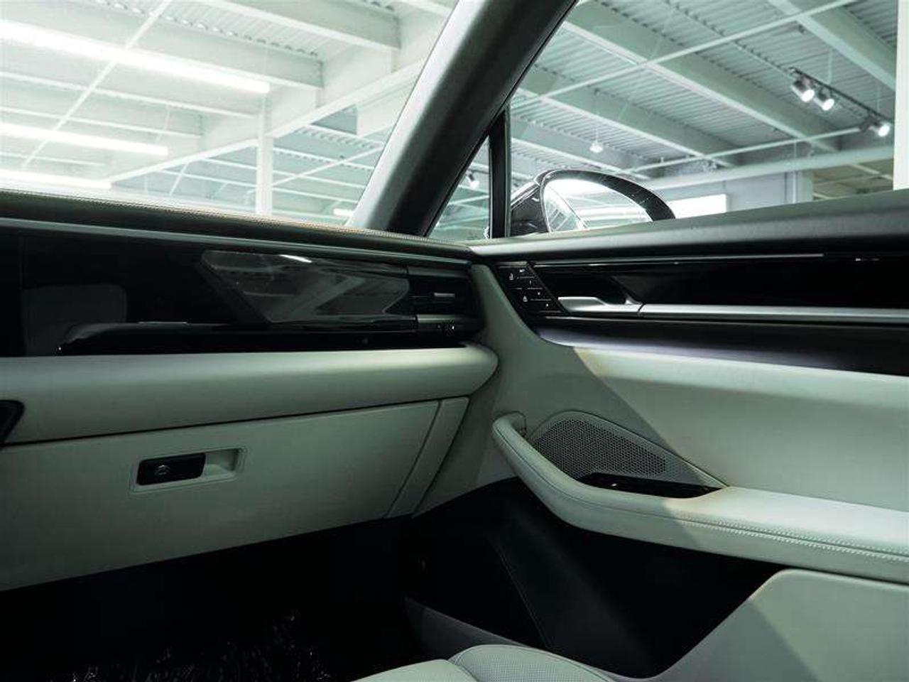 2025 Porsche Macan Electric 4S AWD Photo