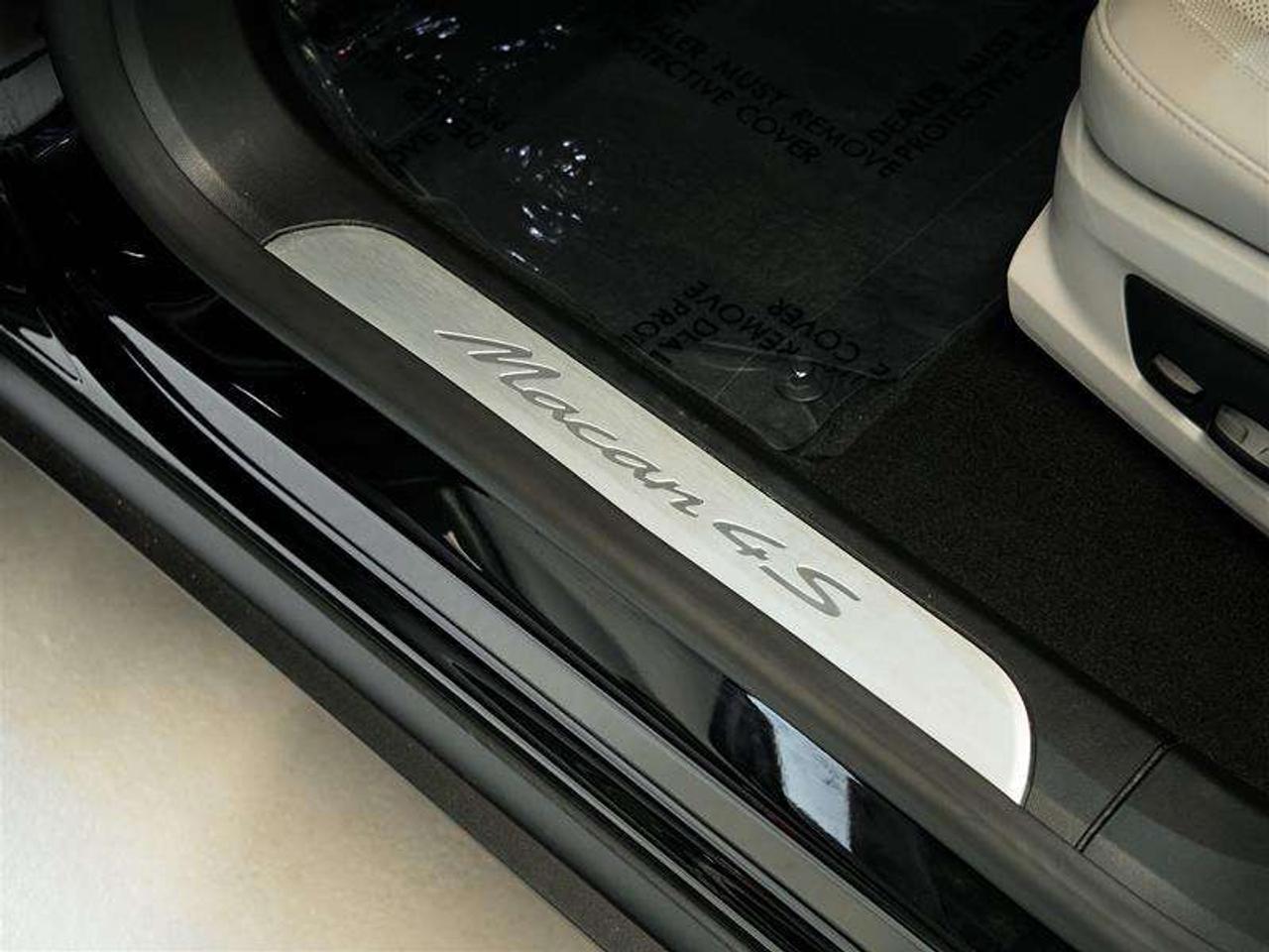 2025 Porsche Macan Electric 4S AWD Photo