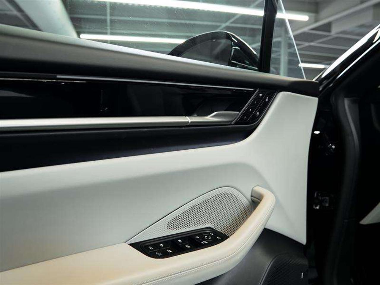 2025 Porsche Macan Electric 4S AWD Photo