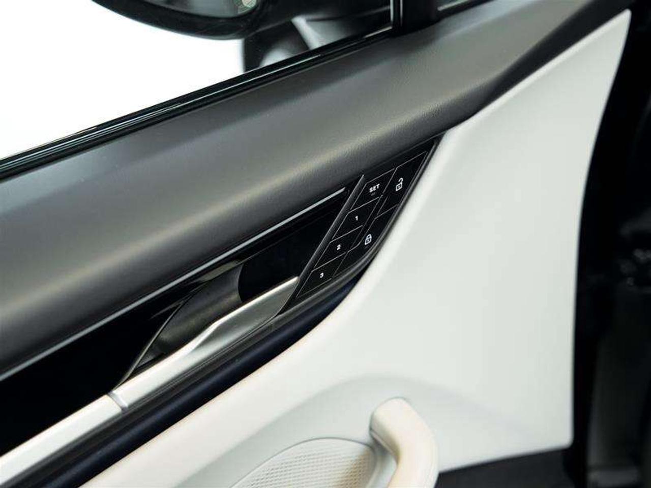 2025 Porsche Macan Electric 4S AWD Photo