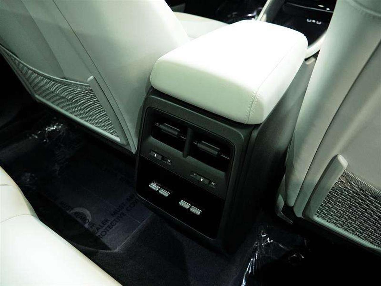 2025 Porsche Macan Electric 4S AWD Photo