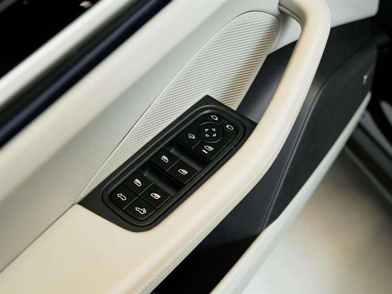 2025 Porsche Macan Electric 4S AWD Photo