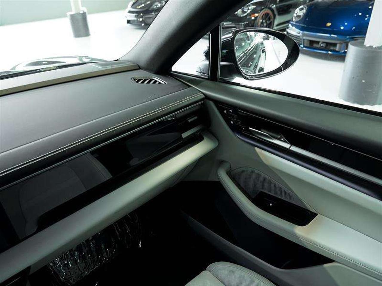 2025 Porsche Macan Electric 4S AWD Photo