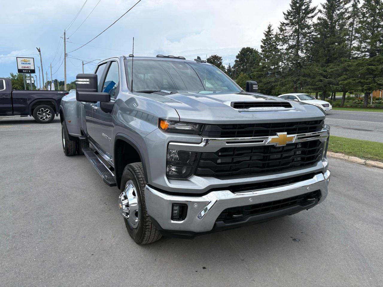 2026 Chevrolet Silverado 3500HD 4WD Crew Cab Long Box LT Photo2