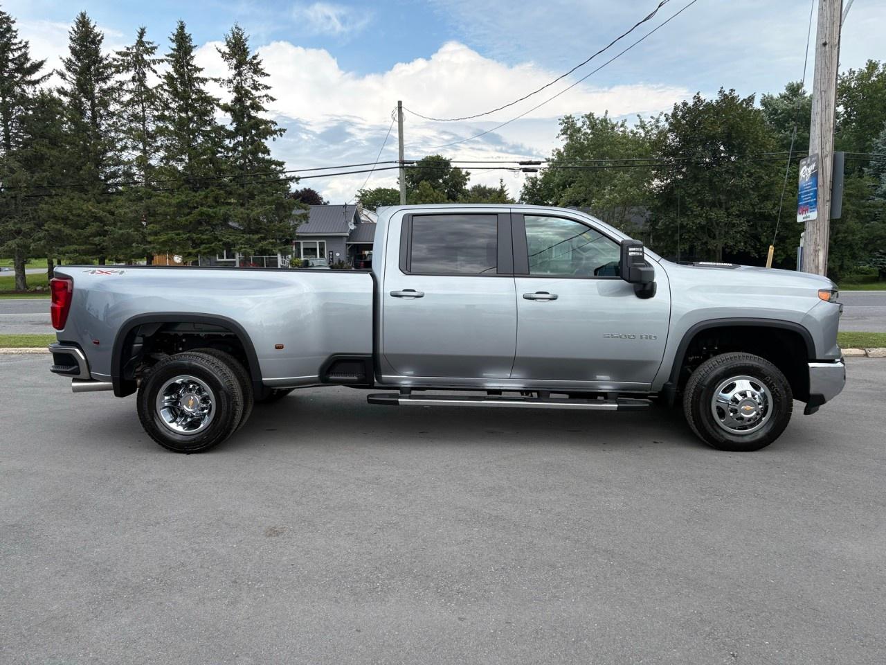 2026 Chevrolet Silverado 3500HD 4WD Crew Cab Long Box LT Photo3
