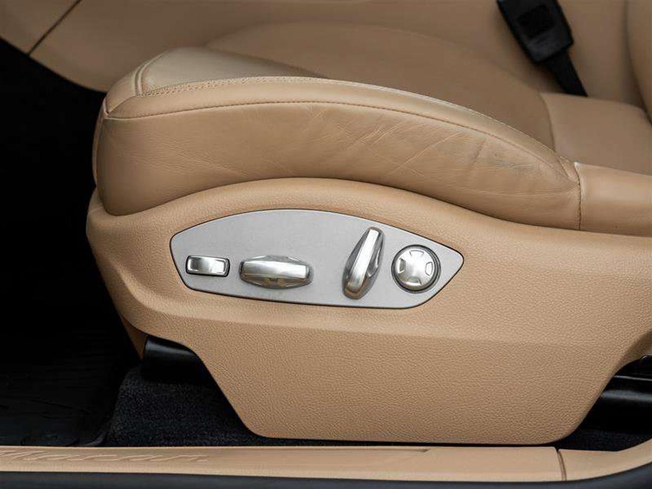 2024 Porsche Macan AWD Premium Pkg Plus Sport Chrono Pkg Steel spring suspension with Porsche Active Suspension Managem Photo
