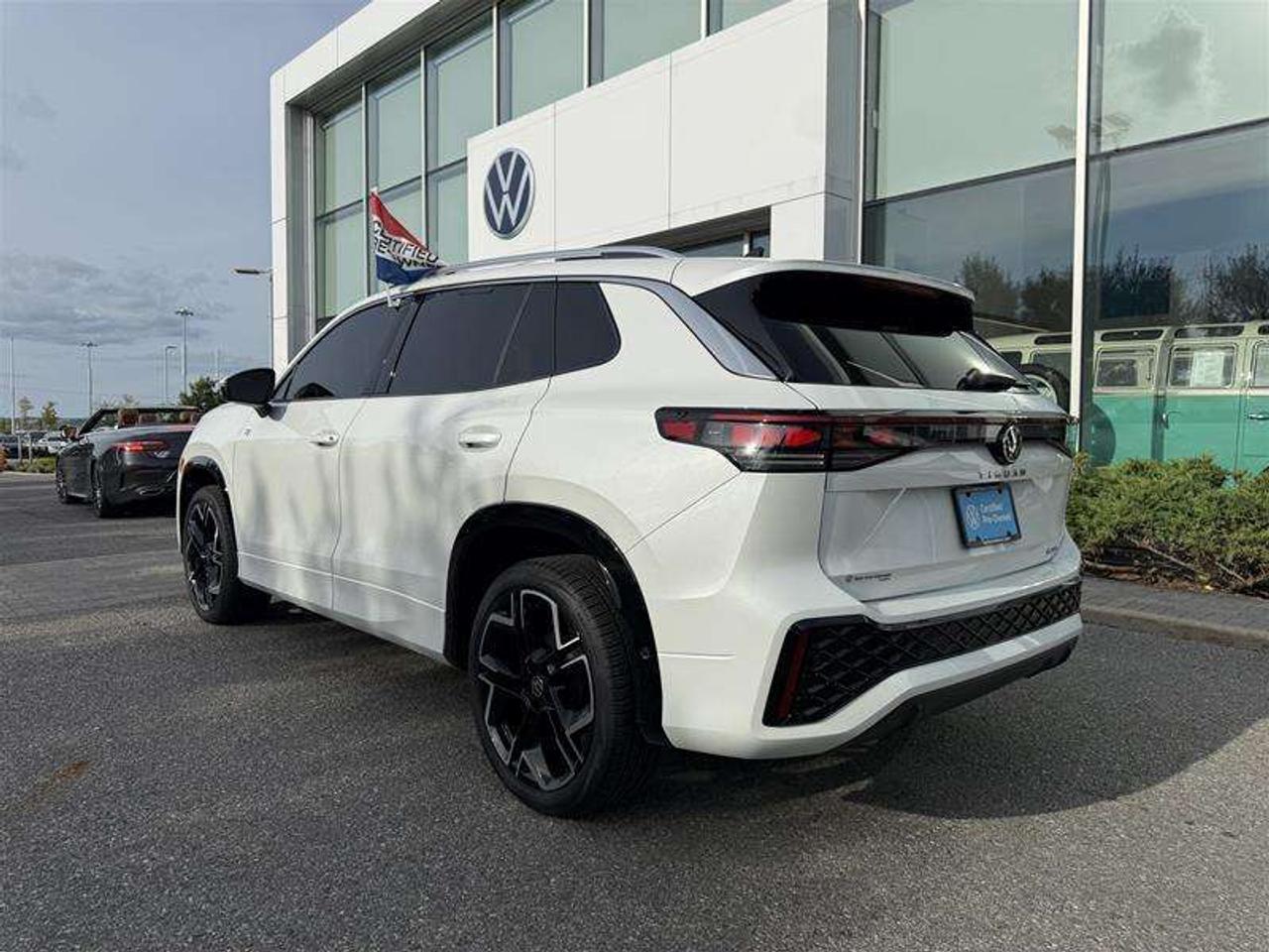 2025 Volkswagen Tiguan Highline R-line Photo1