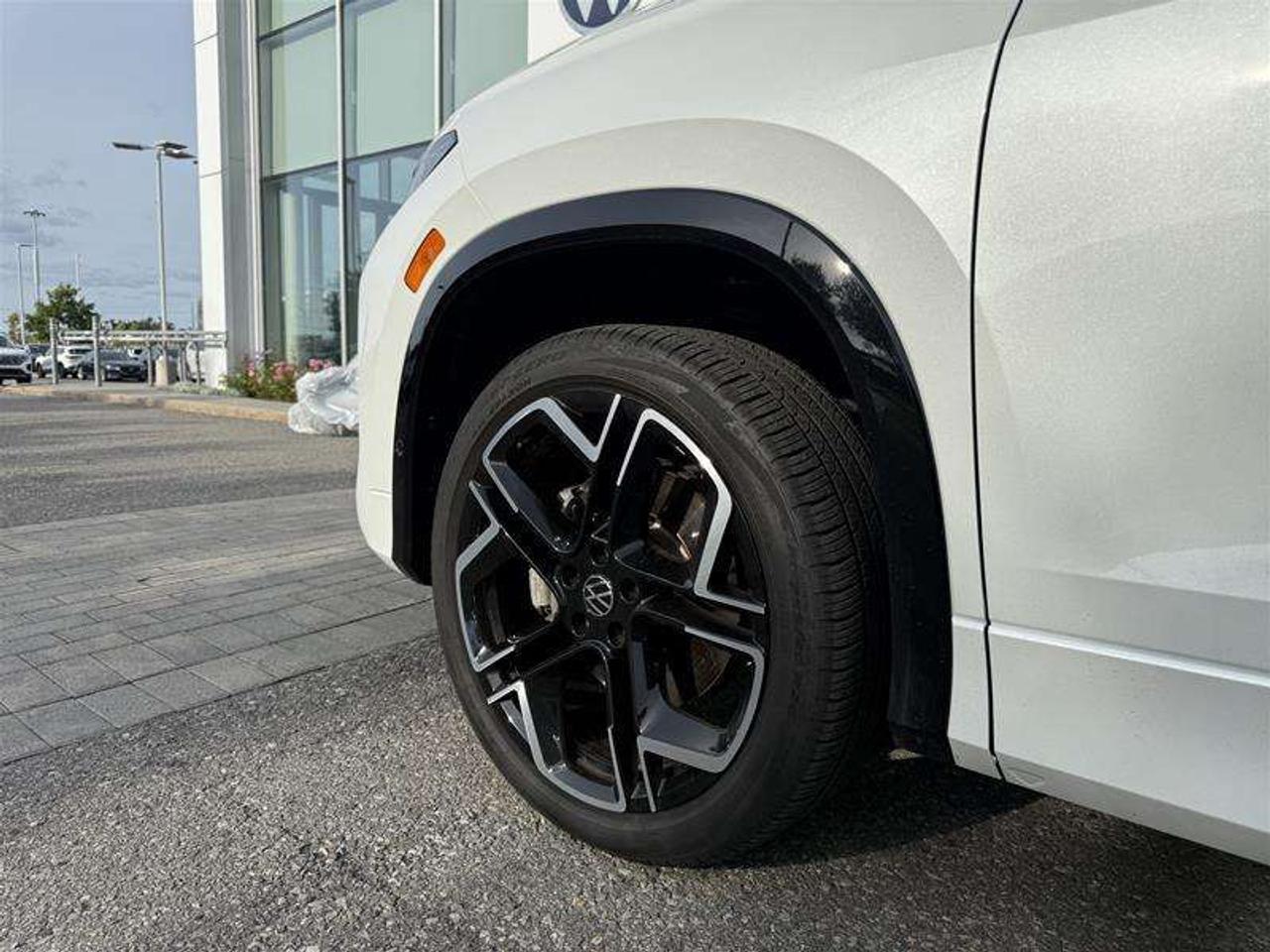 2025 Volkswagen Tiguan Highline R-line Photo