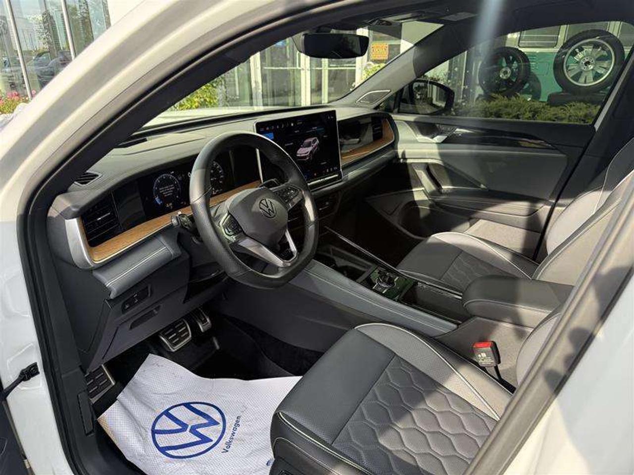 2025 Volkswagen Tiguan Highline R-line Photo