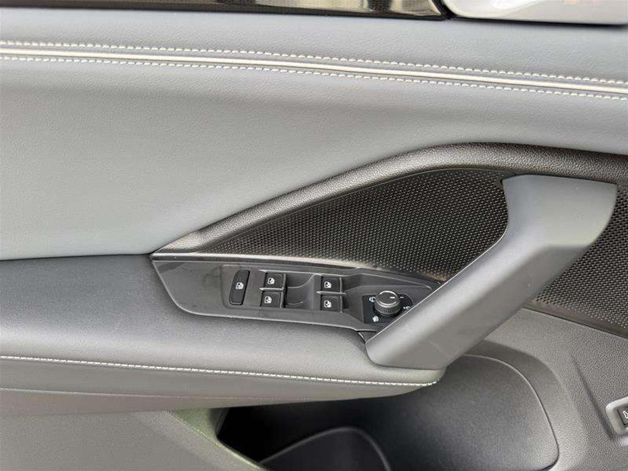 2025 Volkswagen Tiguan Highline R-line Photo