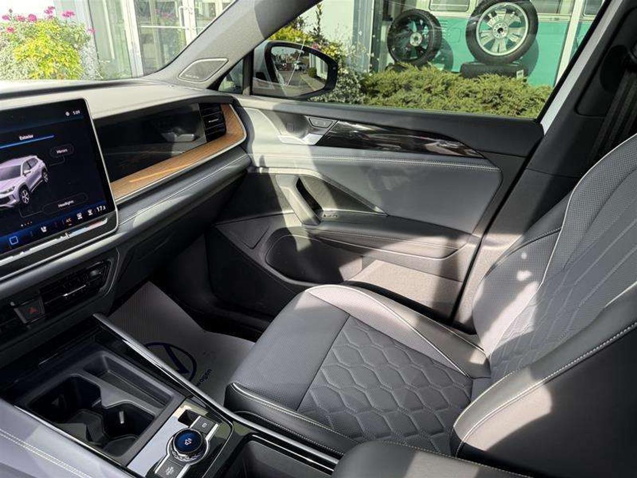 2025 Volkswagen Tiguan Highline R-line Photo