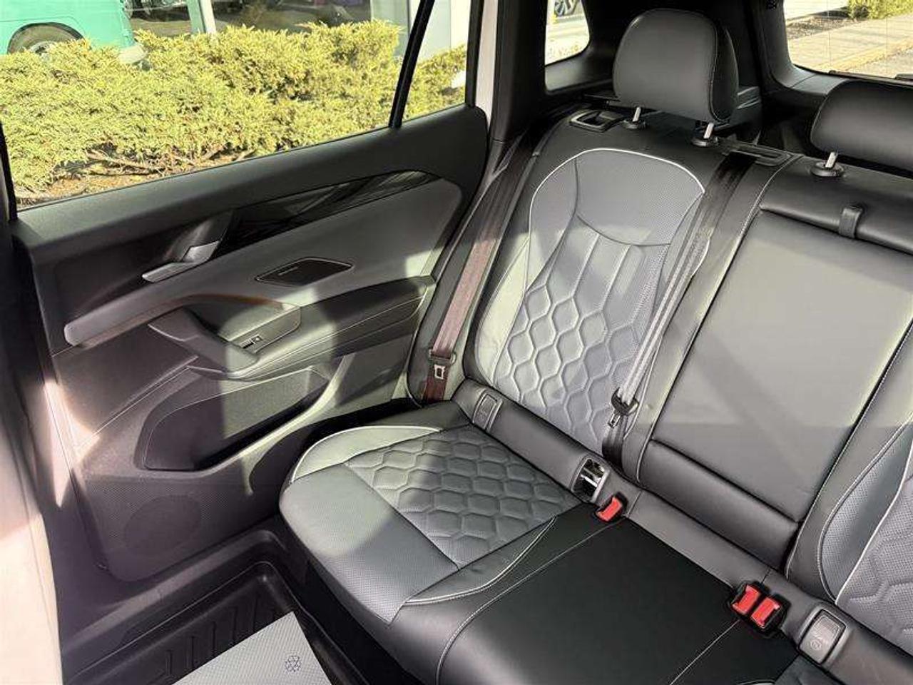 2025 Volkswagen Tiguan Highline R-line Photo