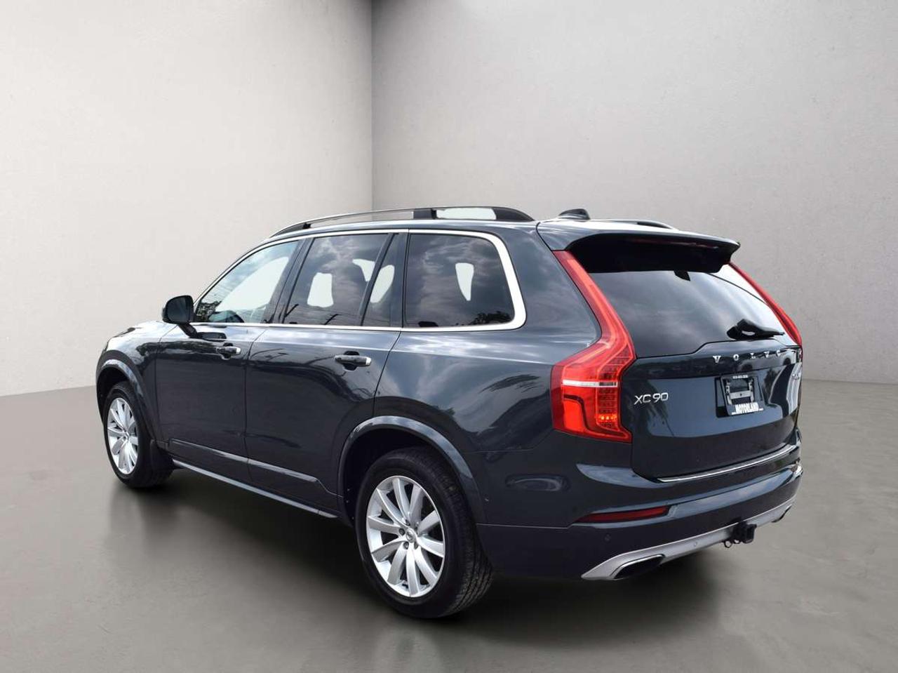 2016 Volvo XC90 T6 Momentum AWD Photo