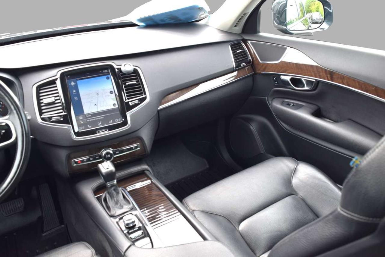 2016 Volvo XC90 T6 Momentum AWD Photo