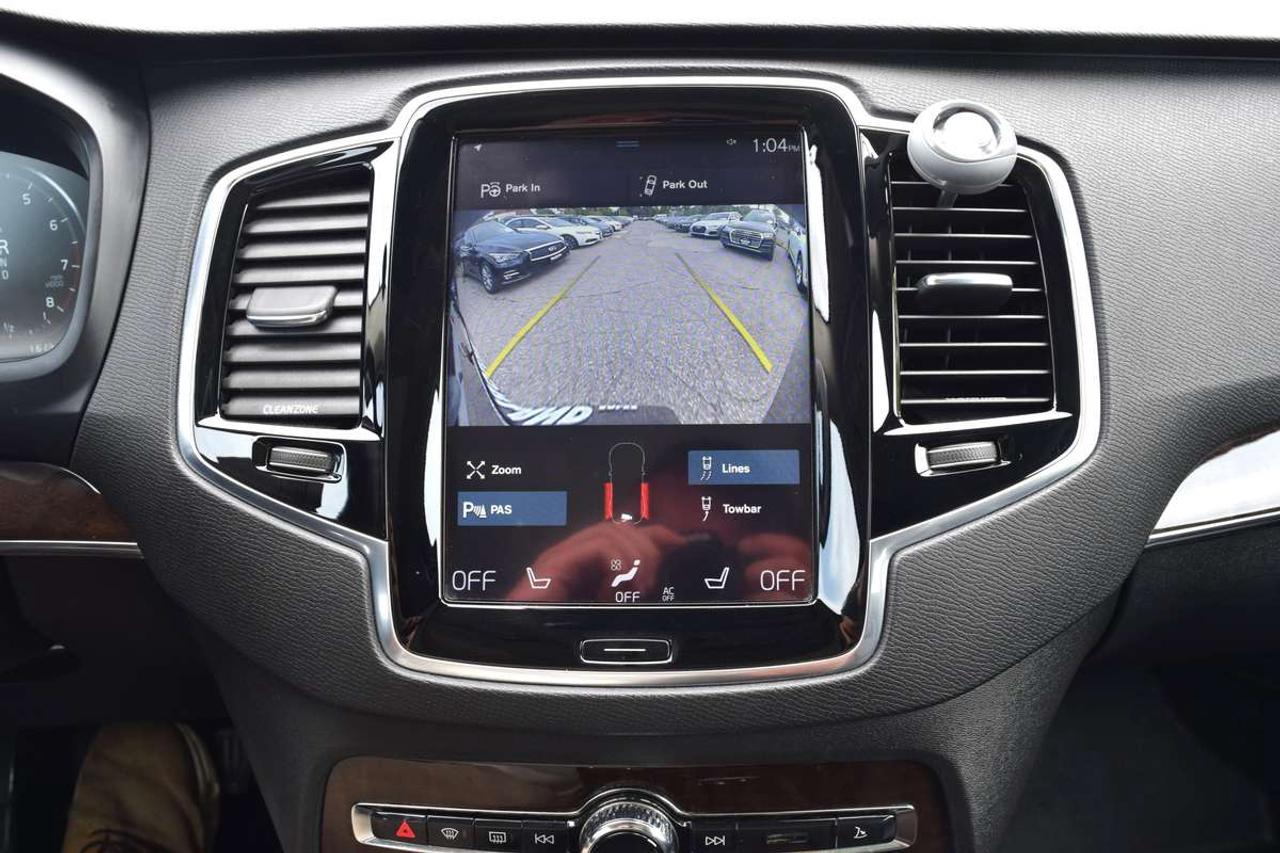 2016 Volvo XC90 T6 Momentum AWD Photo