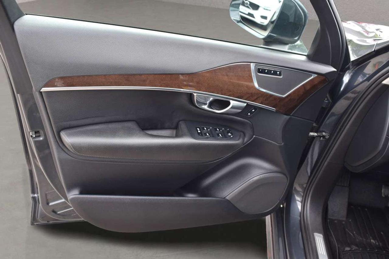 2016 Volvo XC90 T6 Momentum AWD Photo