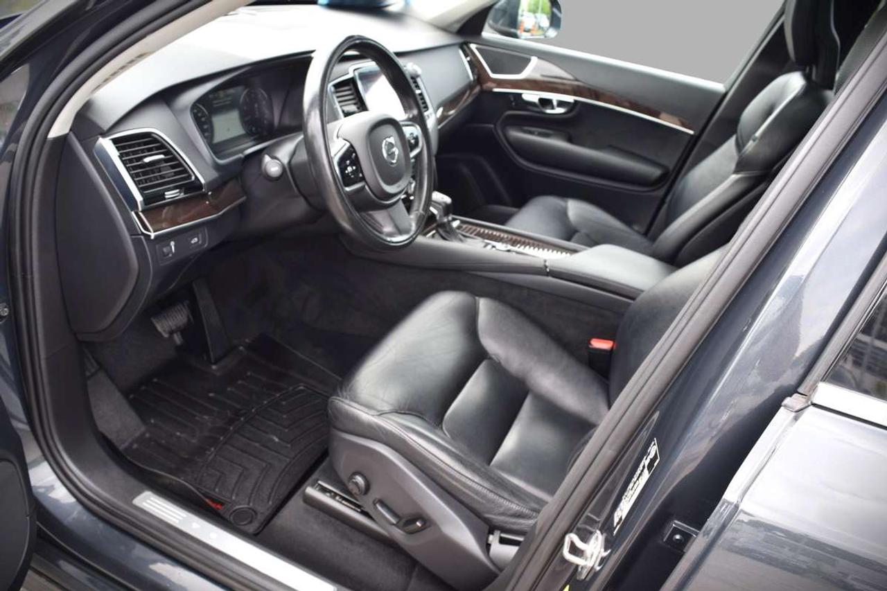 2016 Volvo XC90 T6 Momentum AWD Photo