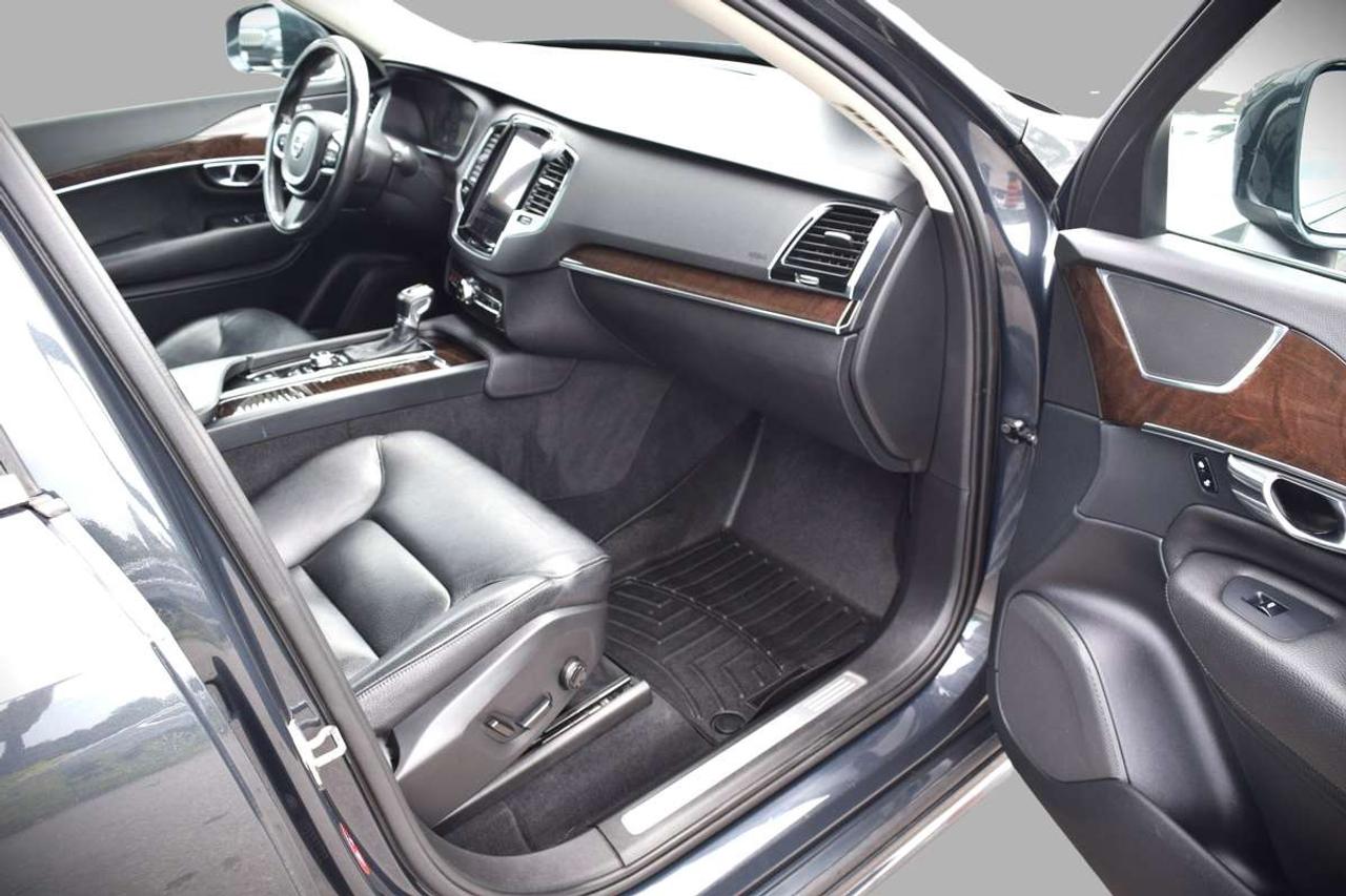 2016 Volvo XC90 T6 Momentum AWD Photo