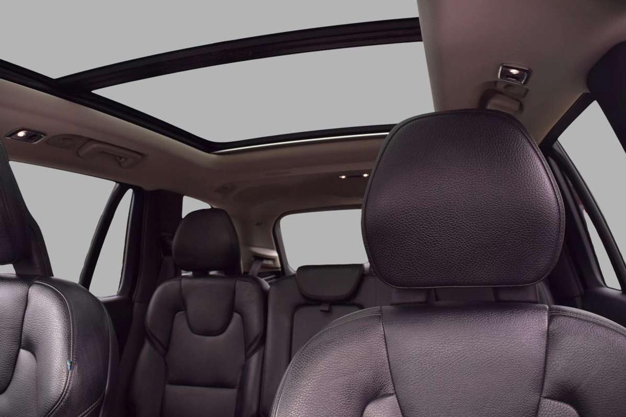 2016 Volvo XC90 T6 Momentum AWD Photo
