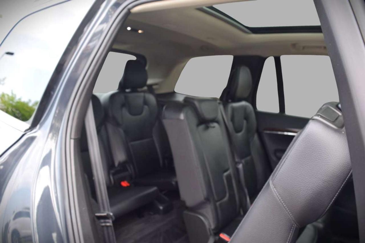 2016 Volvo XC90 T6 Momentum AWD Photo